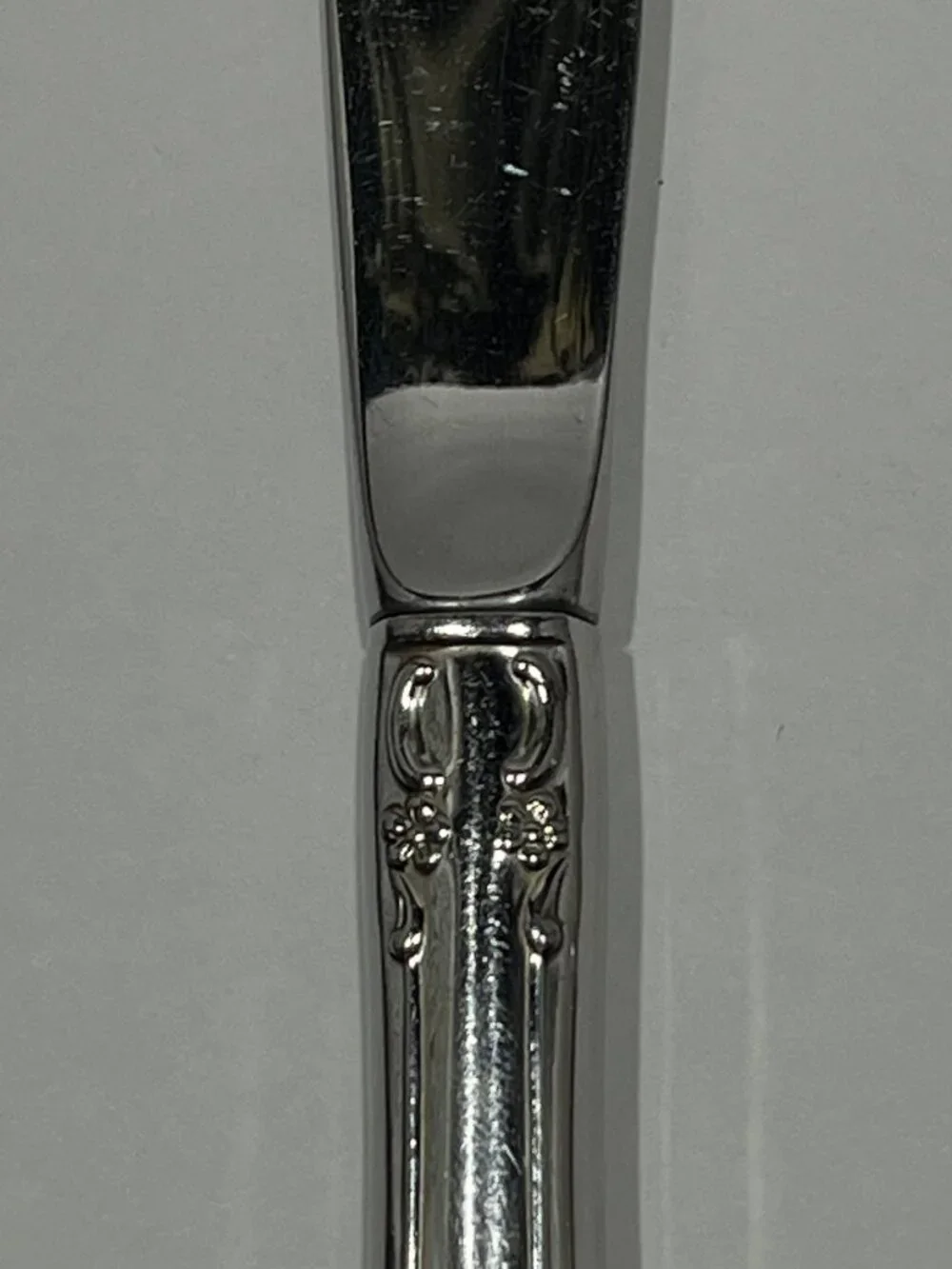 Set of 4 Oneida/Deluxe Distinction Stainless Steel MANSION HALL Dinner Knives